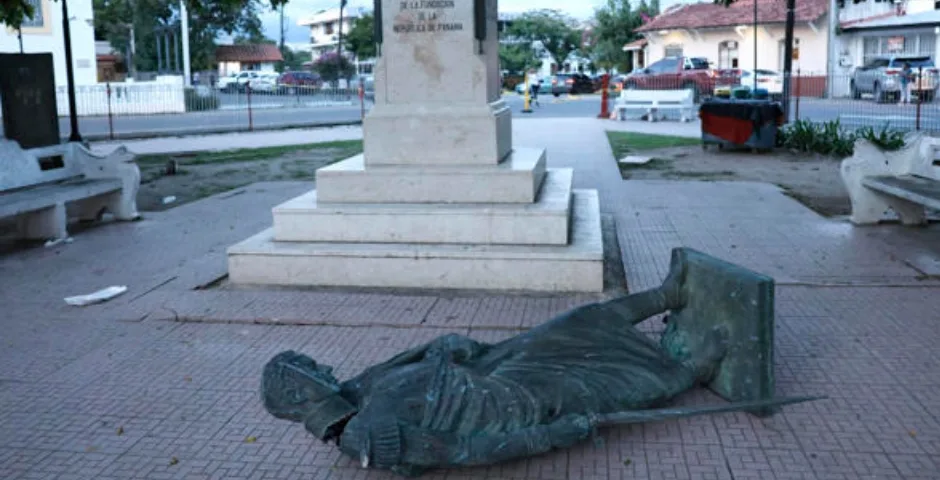Estatua de Simón Bolívar cayó tras el terremoto en Panamá