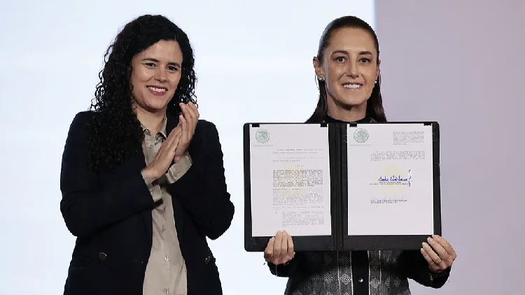 Mexico bars dual nationality holders from presidency, governorships