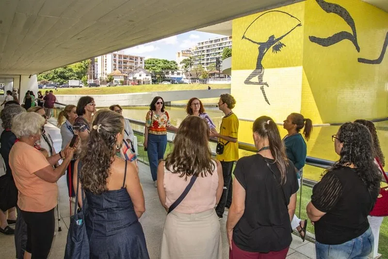 MON, em Curitiba, oferece visitas guiadas e oficinas criativas