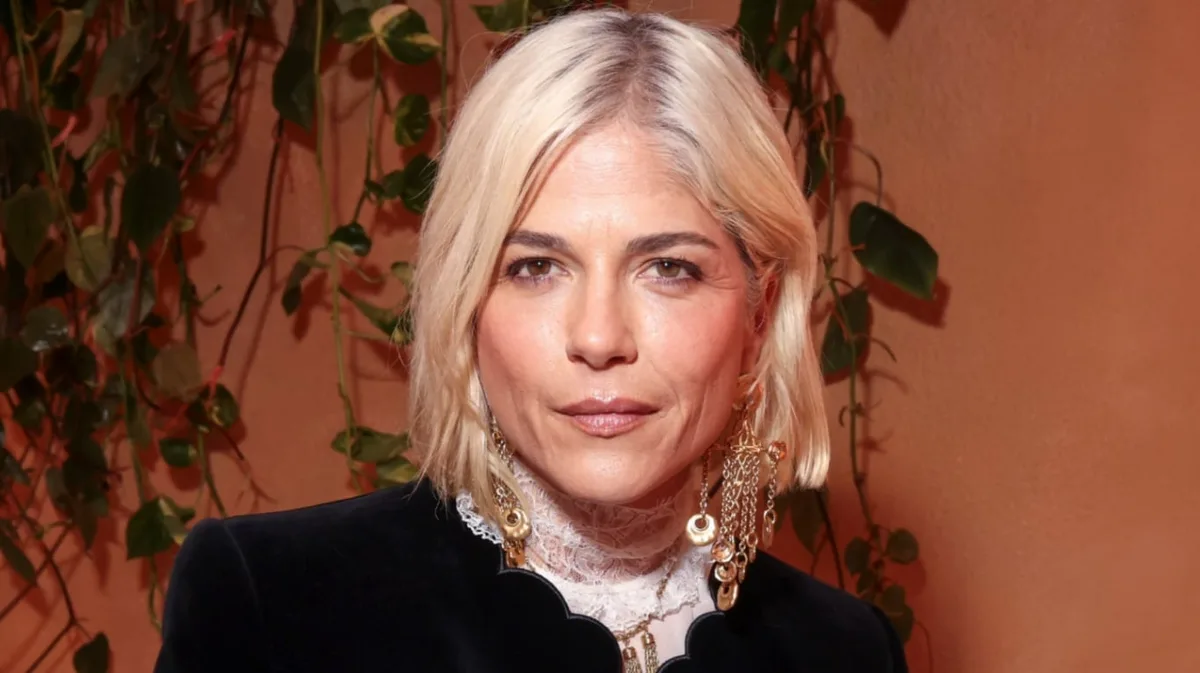 Arrestaron a la actriz Selma Blair: la acusan de intentar abrir la puerta de un avión y atacar a dos tripulantes