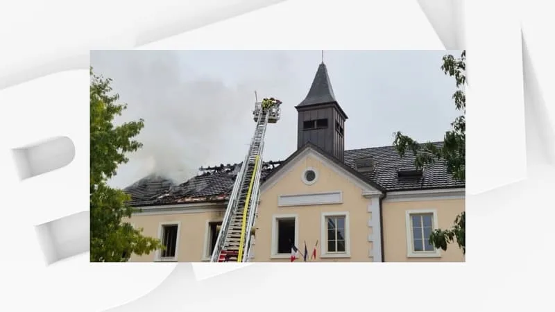La foudre frappe une mairie du Doubs et provoque un incendie, l'hôtel de ville fermé "jusqu'à nouvel ordre"