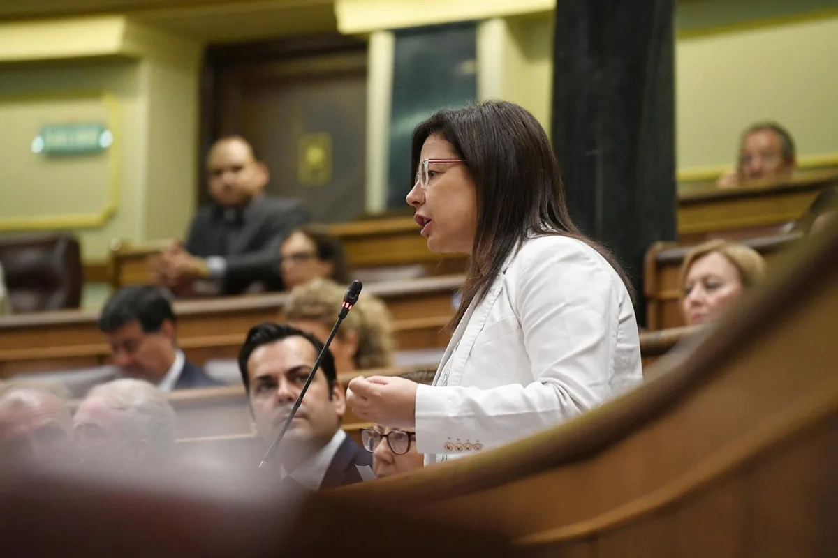 Armengol expulsa del hemiciclo a una diputada del PP por mostrar un bote de gas pimienta al considerarlo "un arma"