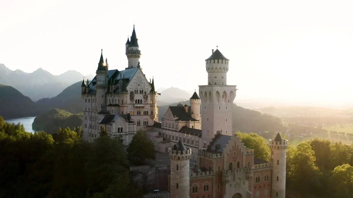 Neuschwanstein – Ludwigs Traum, Ludwigs Tragödie : Wolkenkuckucksheim als Weltfluchtort