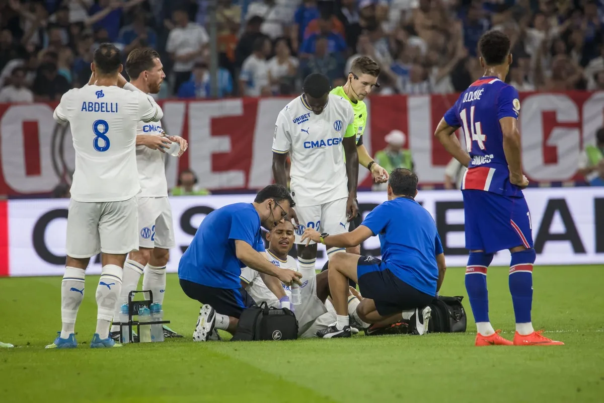 Igor Paixão deixa clássico contra o PSG machucado