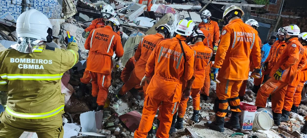 Idoso fica preso sob escombros após desabamento de laje em Salvador