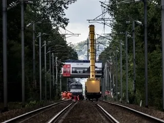 Grues surpuissantes, 200 personnes mobilisées… Le point sur l’évacuation XXL du train qui a déraillé en Normandie