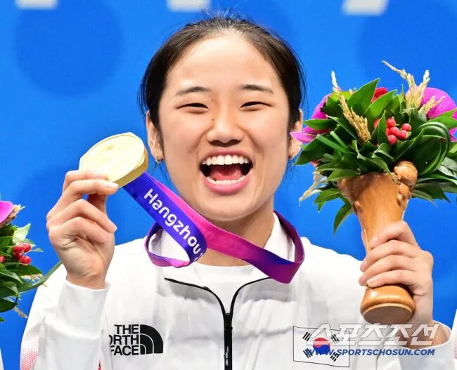 '어게인 2023' 안세영 아시안게임 2연패 모든 게 상서롭다…100주 연속 세계1위 돌파, 시즌성적+인기도 압도적 1위 레전드도 제쳤다