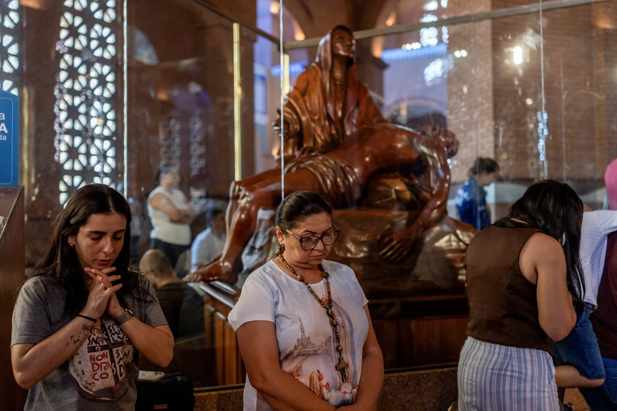 La Virgen de Aparecida concentra la disputa religiosa antes del balotaje brasileño: Lula y Flávio Bolsonaro asisten a misas separadas