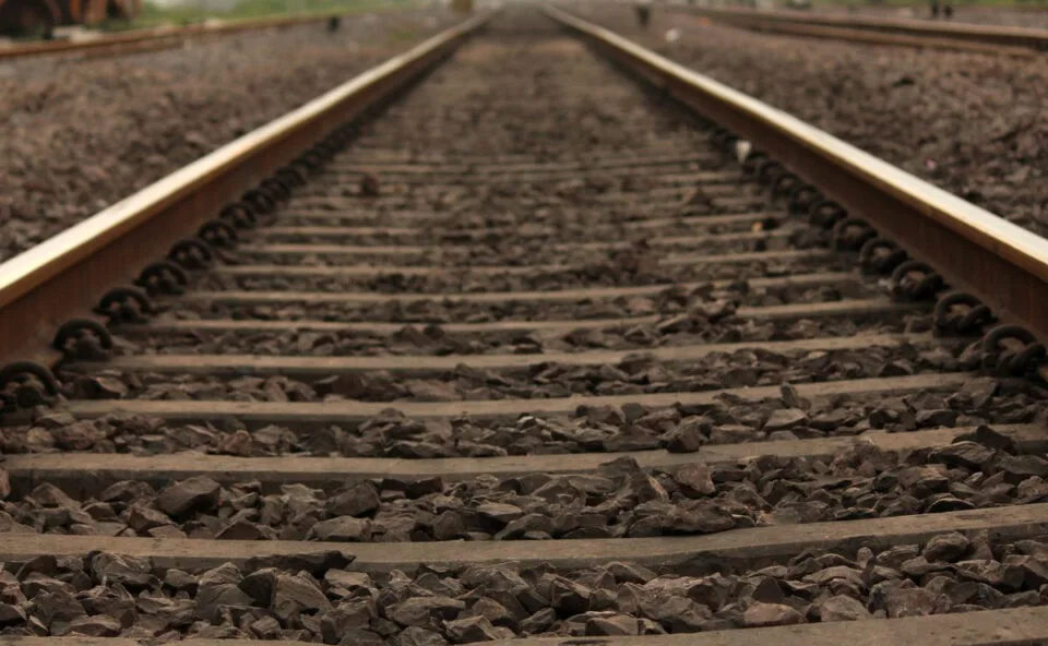 Operadora ferroviária instala dormentes feitos de plástico reciclado em trilhos de trem e vira referência ambiental