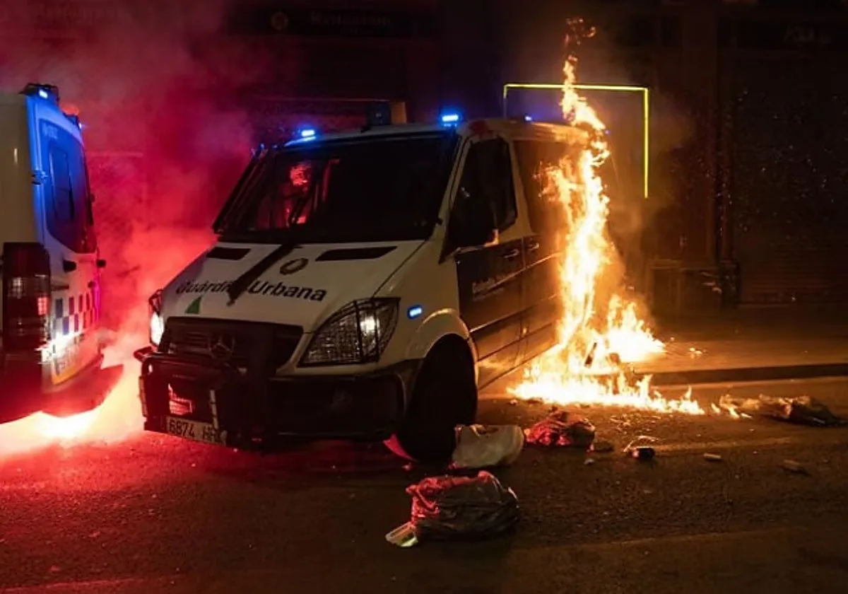 La Fiscalía pide 25 años de cárcel para los manifestantes que incendiaron un furgón de la Urbana con un agente dentro