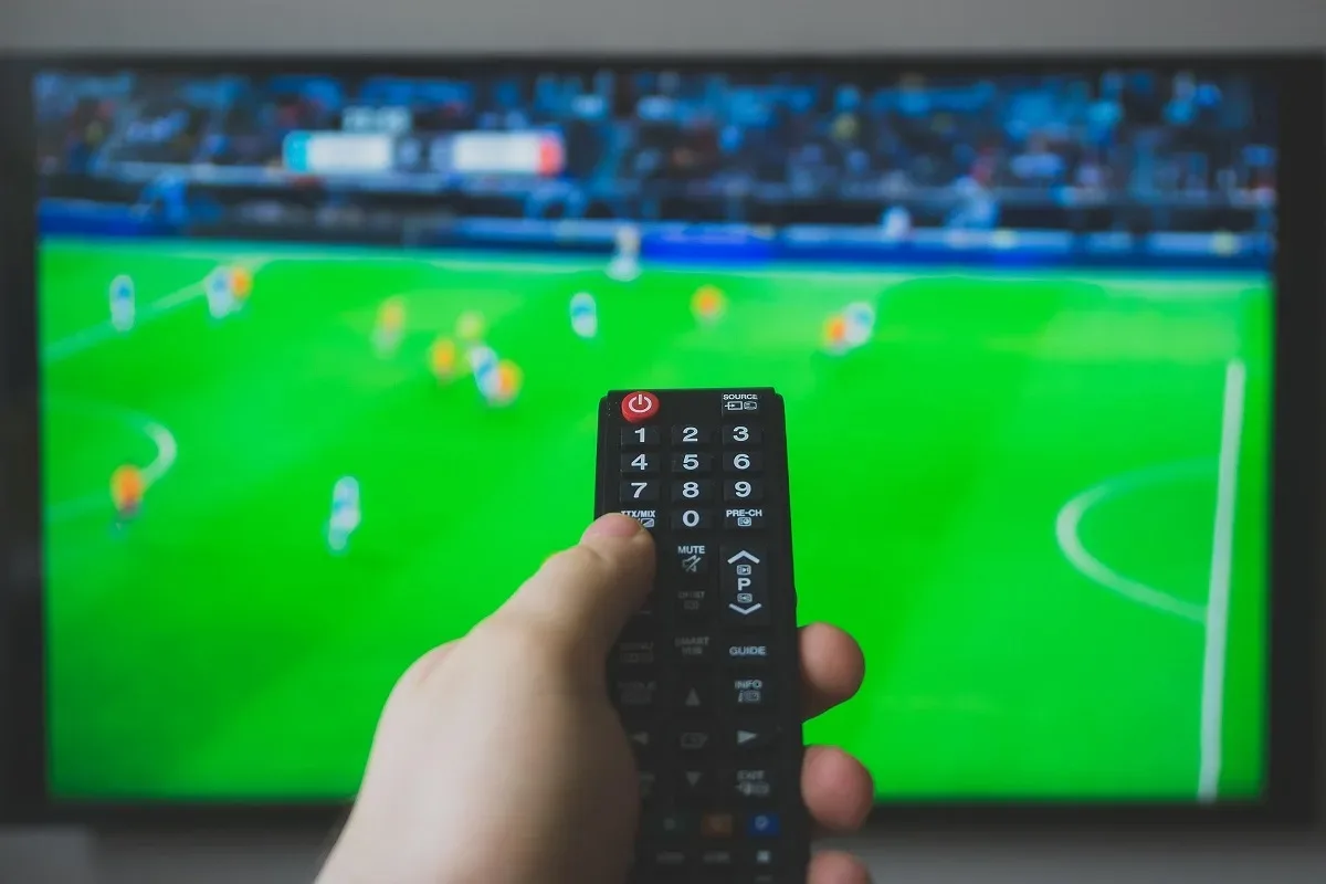 Futebol na TV hoje: confira as transmissões da sexta-feira (28) com Campeonatos europeus