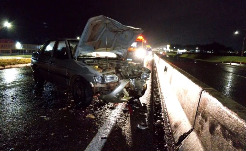 Idoso entra na contramão sob chuva forte e causa colisão na BR-277 em Cascavel; bebê de 1 ano está entre feridos