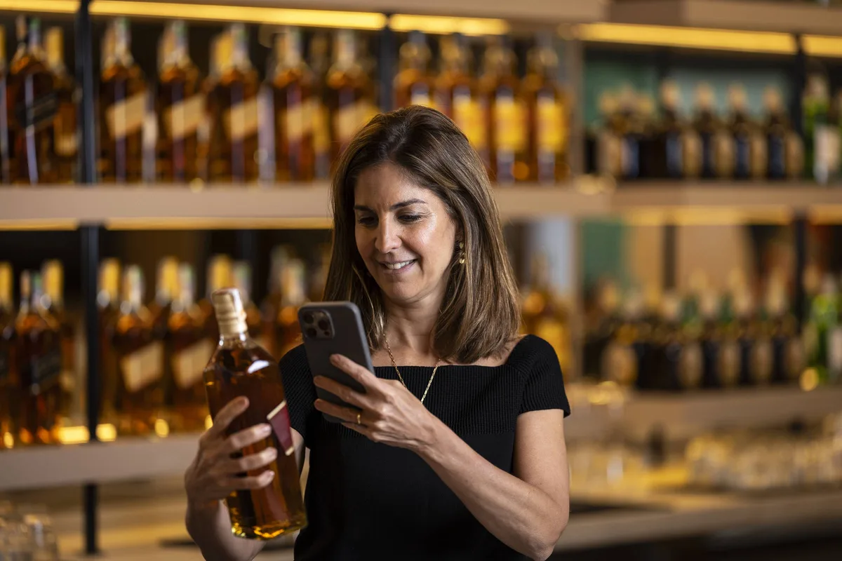 Dona da Johnnie Walker cria tecnologia com IA para combater falsificação de garrafas de destilados