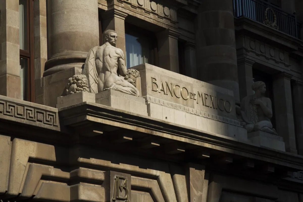 Banxico advierte que los conflictos geopolíticos, servicios y clima presionan el alza de precios