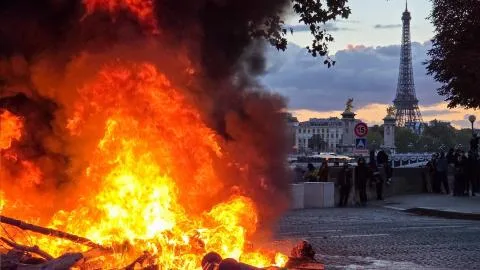 El ocaso del macronismo se escribe en las calles de Francia