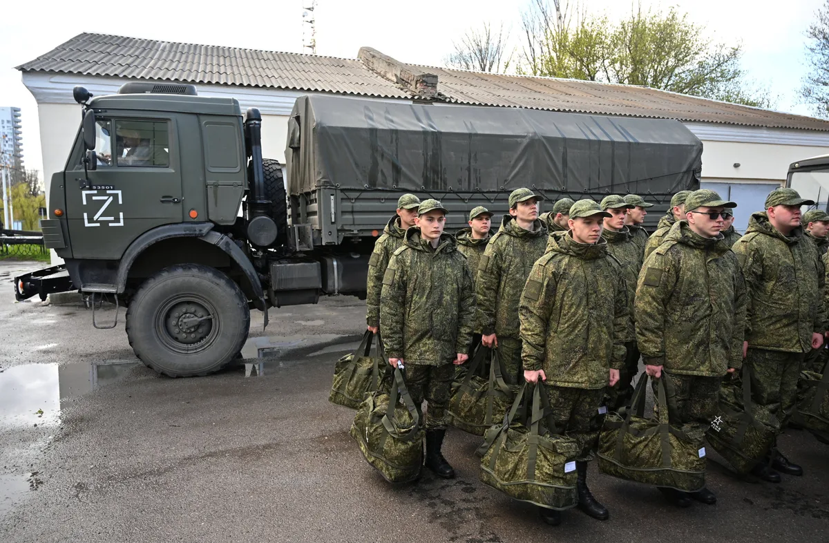 Rusia realiza ejercicios mientras Putin medita una nueva movilización militar y crece el éxodo de posibles reclutas