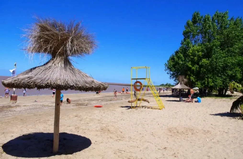 Tiene solo 600 habitantes y una playa entre bosques: el destino escondido de la Costa Atlántica que está a 165 km de Buenos Aires