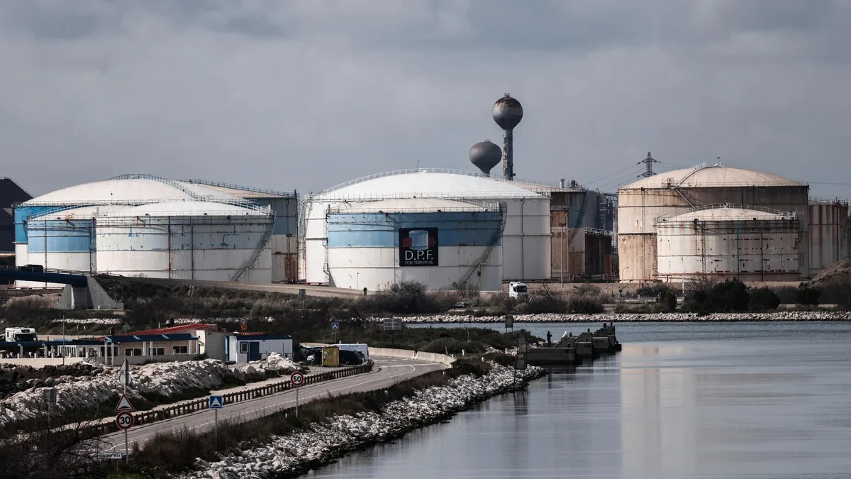 Contre la hausse du prix des carburants, ces pêcheurs bloquent un dépôt pétrolier