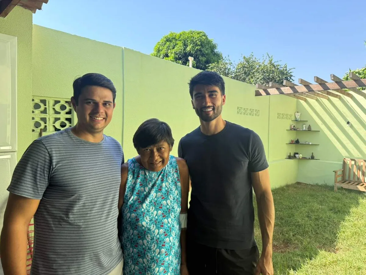 Modelo mostra resultado da casa que reformou com o irmão para a mãe