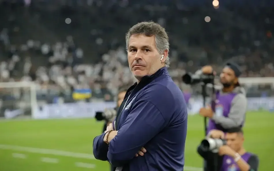 Vice do Corinthians responde indireta de Memphis em clipe: “Rapper contratado para jogar bola”