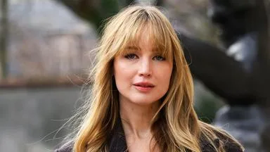 Jennifer Lawrence goes Insta