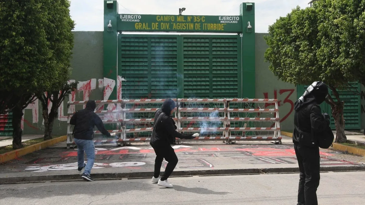 A 12 años de Ayotzinapa: Normalistas lanzan explosivos contra cuartel militar en Iguala
