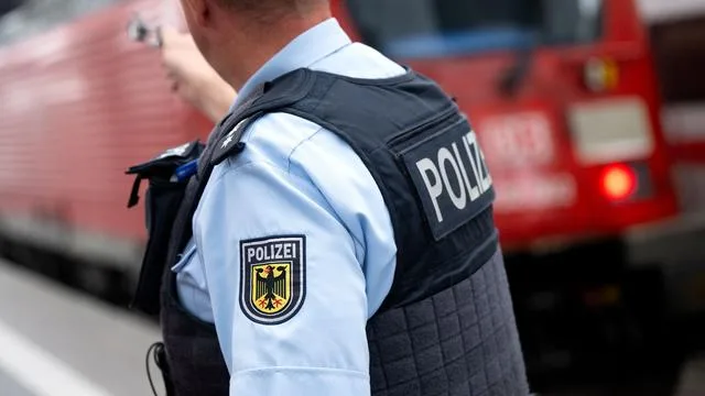 Zug im Münchner Hauptbahnhof: 60-Jähriger beleidigt Fahrgäste rassistisch und zieht Messer