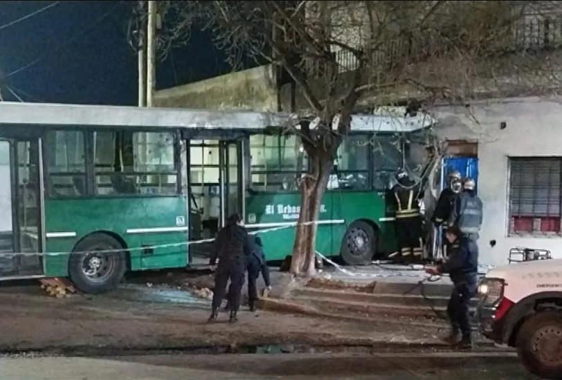 Un colectivero murió tras estrellarse contra una casa en Temperley