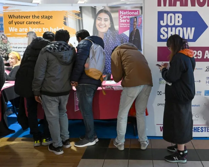 Youth unemployment in UK falls below 1 million