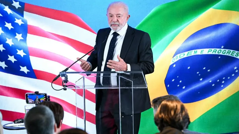 Selon lui, les droits de douane américains sont "infondés": après un appel avec Donald Trump, Lula veut que le Brésil et les États-Unis "restent à la table des négociations"