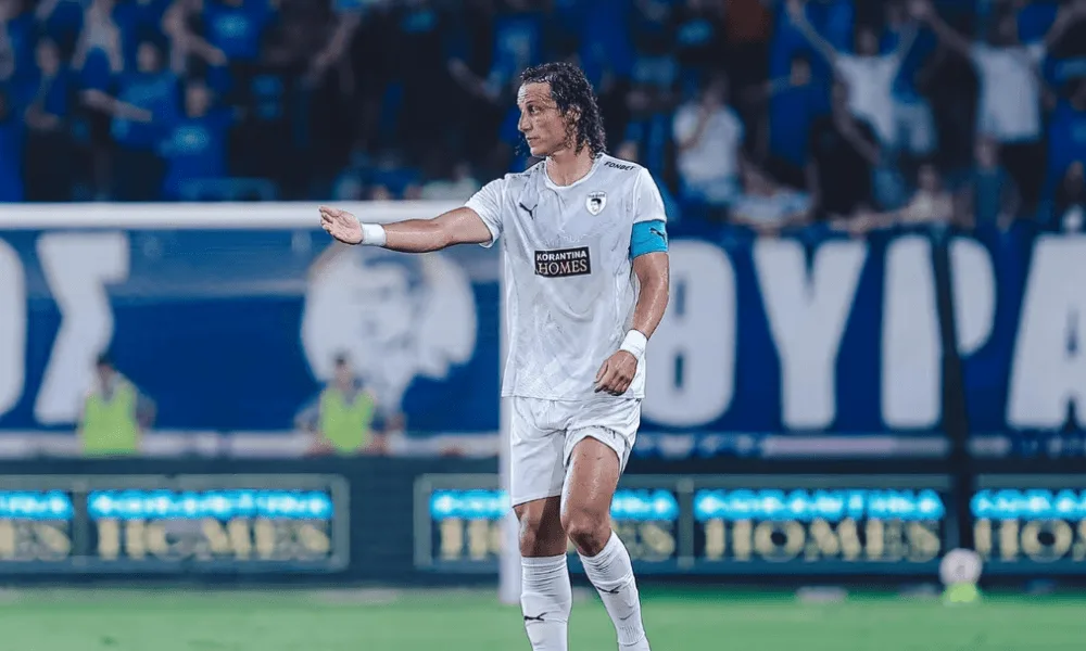 Presidente de clube distribui dinheiro e faz promessa contra time de David Luiz