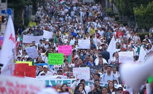 Participan 7 mil trabajadores del IMSS en marcha de CDMX, reportan autoridades; hay saldo blanco