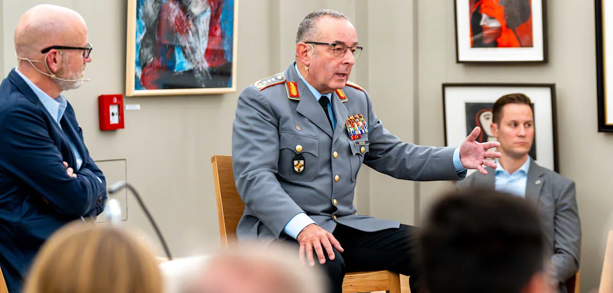 Und dann legt eine Schülerin Deutschlands oberstem Soldaten noch „ein richtiges Brett“ hin