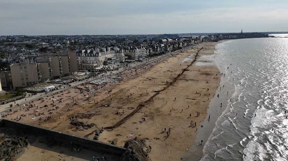 "On a toujours joué sur cette plage familiale" : à Saint-Malo, on va construire le plus grand rempart de sable du monde