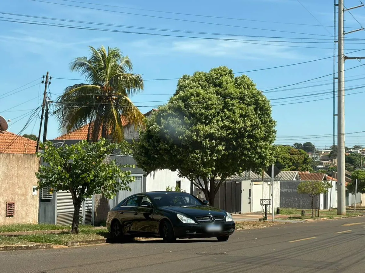 Mulher é encontrada dormindo em Mercedes atravessada no meio da rua