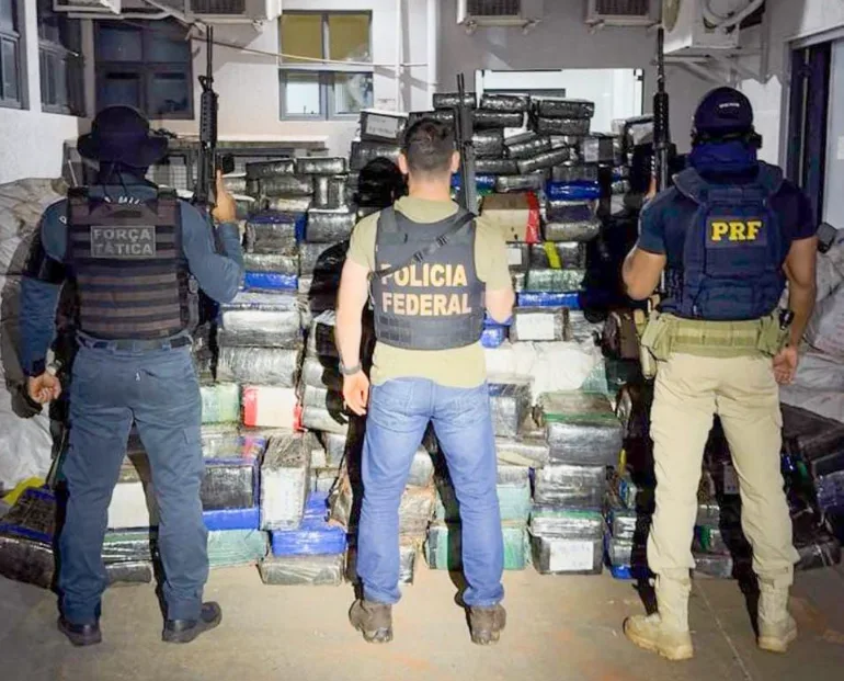 Após fuga de caminhonetes, polícia encontra 7,14 toneladas de maconha