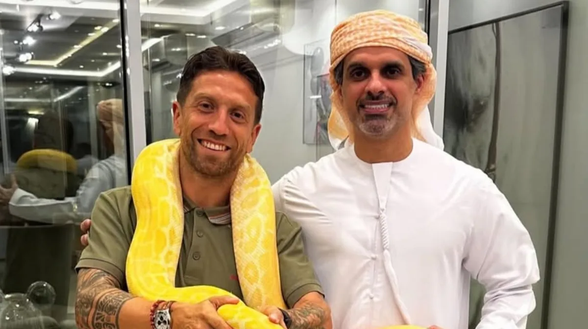 El guiño del Papu Gómez a Messi durante un encuentro con un empresario árabe