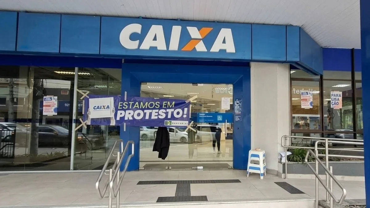 FOTOS: Paralisação fecha 15 agências e muda rotina de atendimento bancário em Blumenau