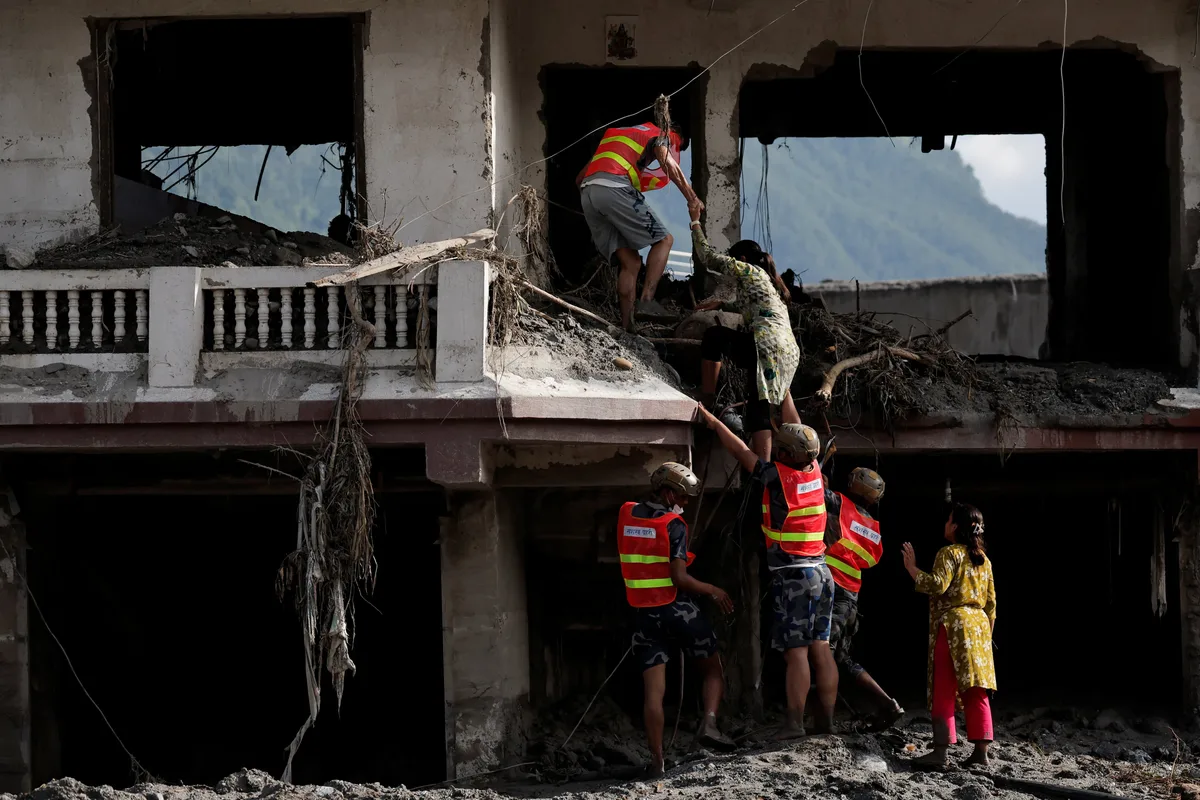 El riesgo de una segunda riada amenaza Nepal y Tíbet, tras una catástrofe que deja ya al menos 472 muertos