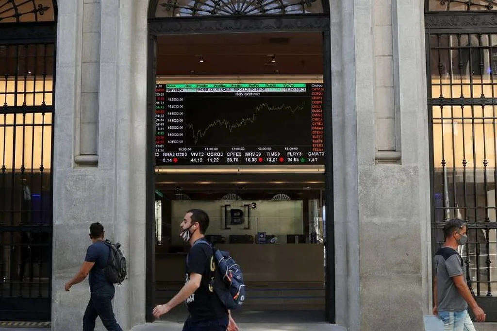 Dólar abre em alta com dados de inflação dos EUA no radar