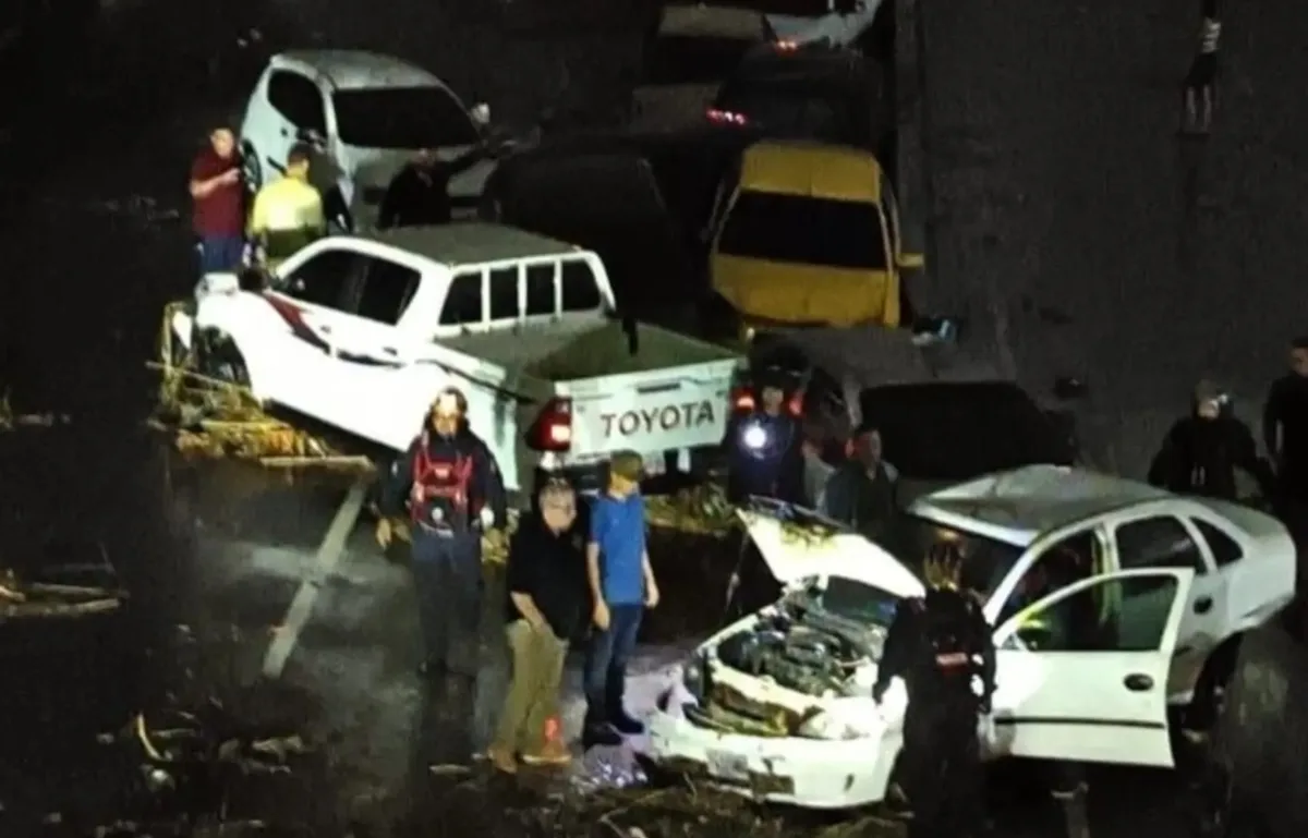 Autopista Valle-Coche: decenas de personas rescatadas y al menos 60 carros con daños