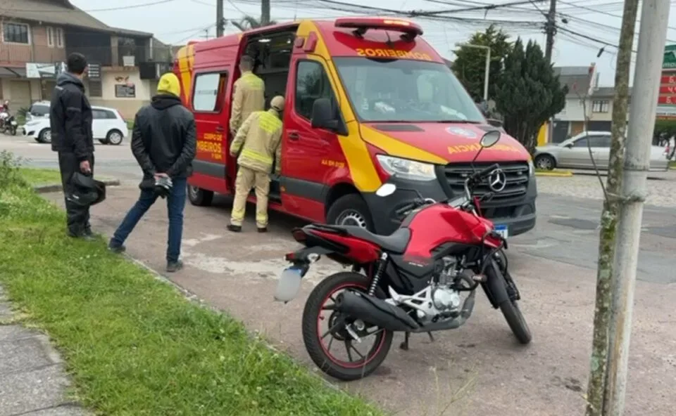 Jovem motociclista fica ferido após ser “fechado” por carro em Curitiba; motorista fugiu