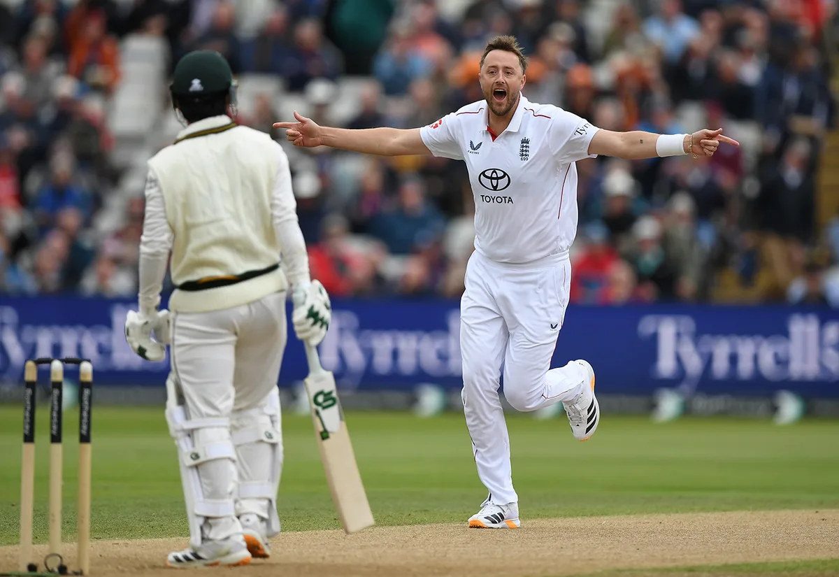 Robinson dominates again as Pakistan face three-day defeat