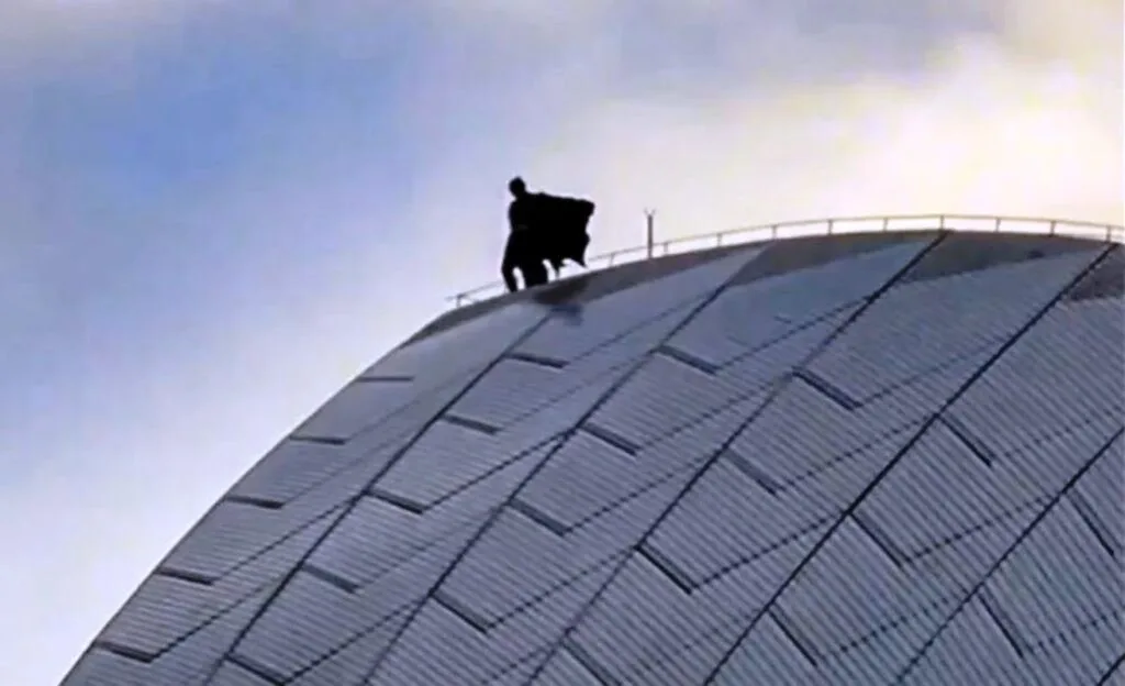 VÍDEO: Você iria em uma ‘Bat-Ópera’? Homem vestido de Batman aparece no terraço de casa de ópera