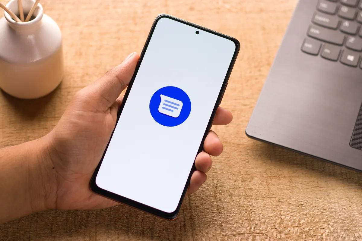 Google Messages se pare officiellement de thèmes et de fonds d'écran