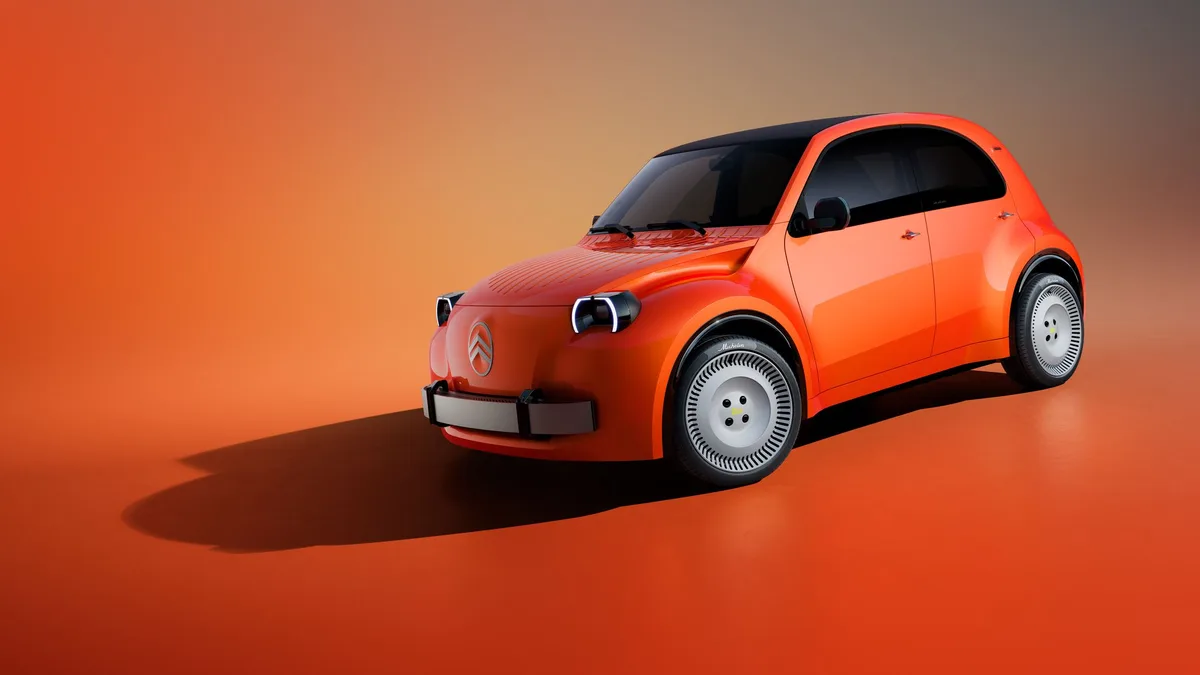 Mondial de l’auto : après le phénomène R5, la 2CV de Citroën renaît elle aussi en 100 % électrique
