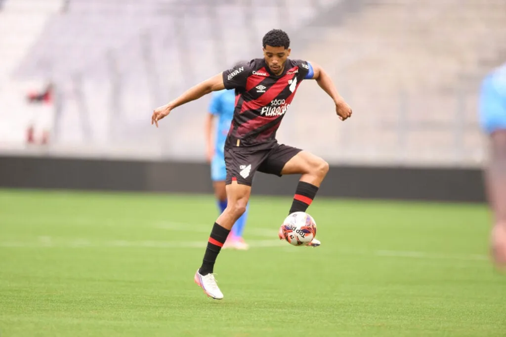 Athletico vence Azuriz na Arena com gol gringo e reforços do time principal
