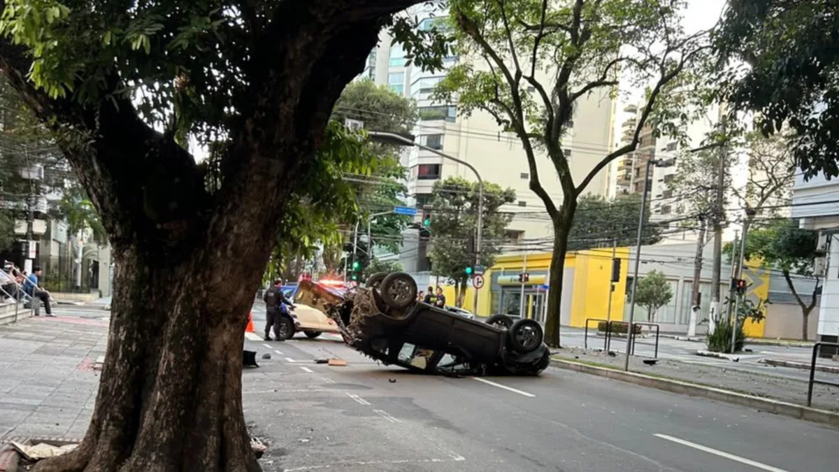 Carro capota após colisão em cruzamento na Praia do Canto, em Vitória