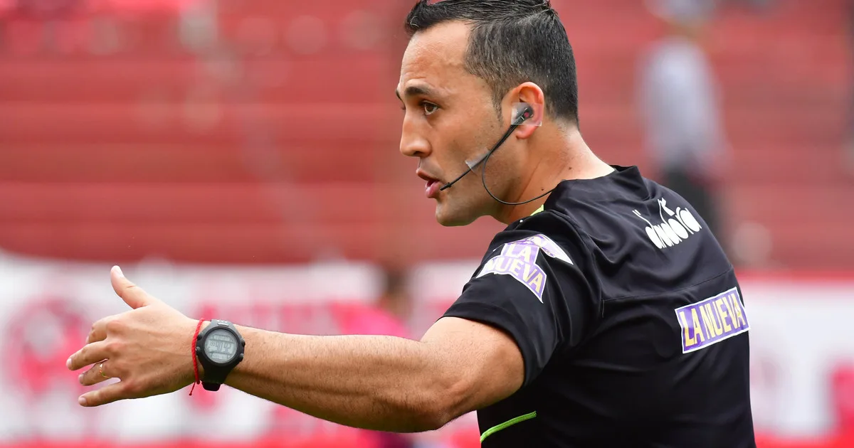 Espinoza, parado por "farmear aura": el comunicado que la Dirección de Arbitraje les mandó a los jueces