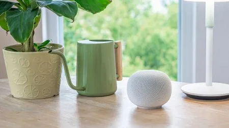 heise+ | WLAN-Lautsprecher: Google Home Speaker mit Gemini for Home im Test